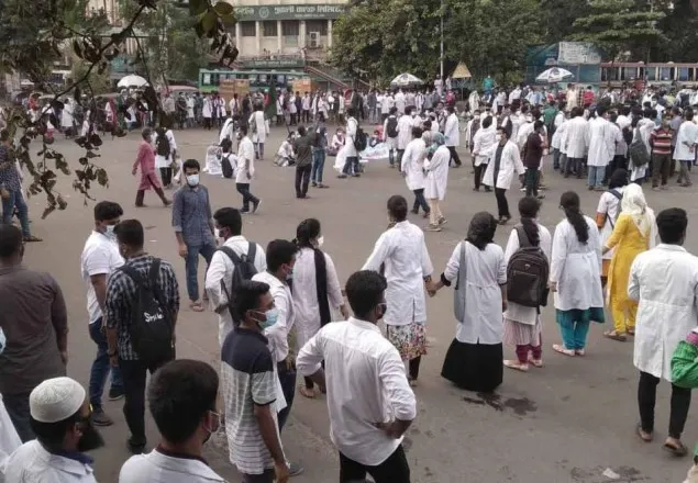 ৩ দফা দাবিতে শাহবাগে মেডিক্যাল শিক্ষার্থীদের অবরোধ