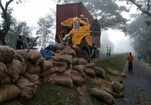 আলুবোঝাই ট্রাক ও কাভার্ডভ্যান সংঘর্ষে ২ চালক নিহত