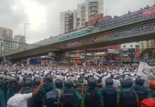 দূতাবাস অভিমুখে হেফাজতের মিছিলে পুলিশের বাধা
