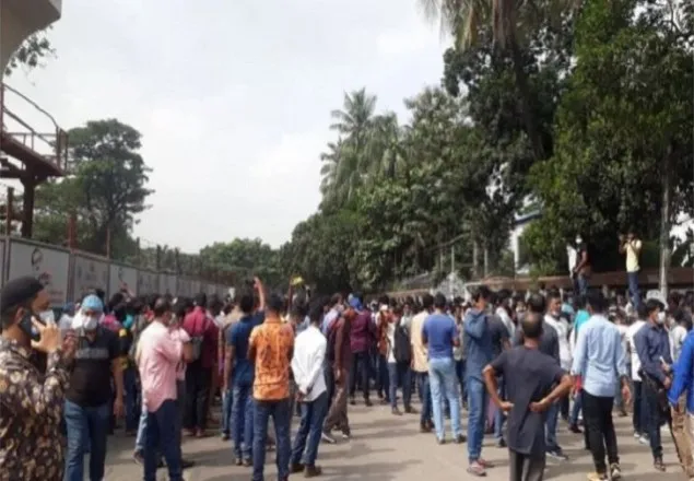 পররাষ্ট্র মন্ত্রণালয়ের সামনে মালয়েশিয়া প্রবাসীদের অবস্থান