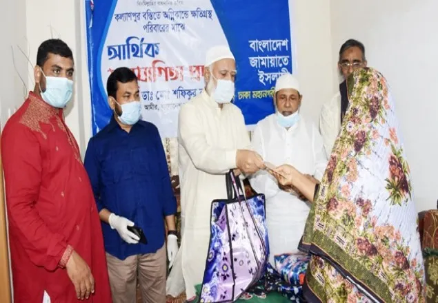 কল্যাণপুর বস্তিতে অগ্নিকাণ্ডে ক্ষতিগ্রস্তদের মাঝে আর্থিক সহযোগিতায় জামায়াতে আমীর