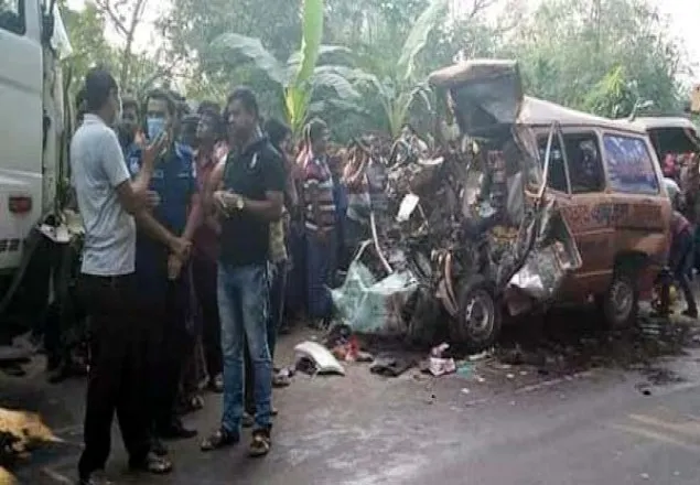 কুষ্টিয়ায় অ্যাম্বুলেন্সেই প্রাণ গেল ৫ জনের   