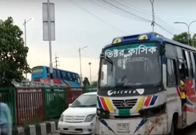 যাত্রীকে ধাক্কা দিয়ে ফেলে দিলেন ভিক্টর পরিবহন