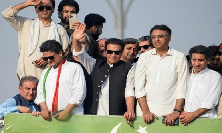 Imran Khan issues ultimatum on elections after mass rally