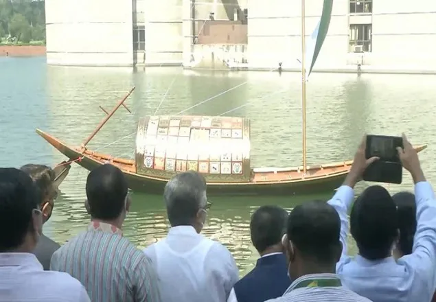সংসদ ভবনের লেকে ভাসলো গয়না নৌকা