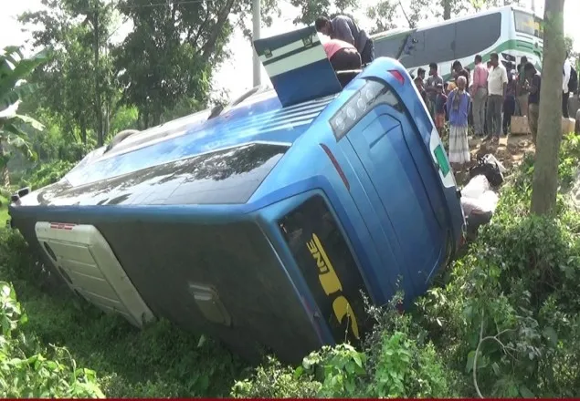 ঝিনাইদহে বাস উল্টে ১০ জন আহত