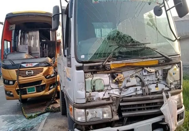 বগুড়ায় দাঁড়ানো ট্রাকে বাসের ধাক্কায় নিহত ২