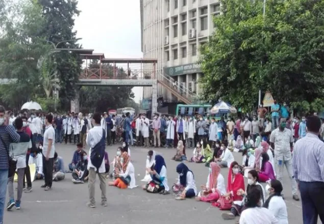 শাহবাগ অবরোধ করে মেডিকেল শিক্ষার্থীদের বিক্ষোভ
