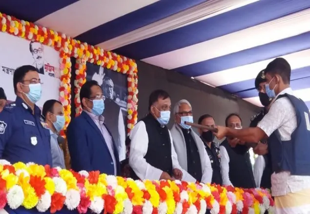 বাঁশখালীতে ৩৪ জলদস্যুর আত্মসমর্পণ অনুষ্ঠানে স্বরাষ্ট্রমন্ত্রী