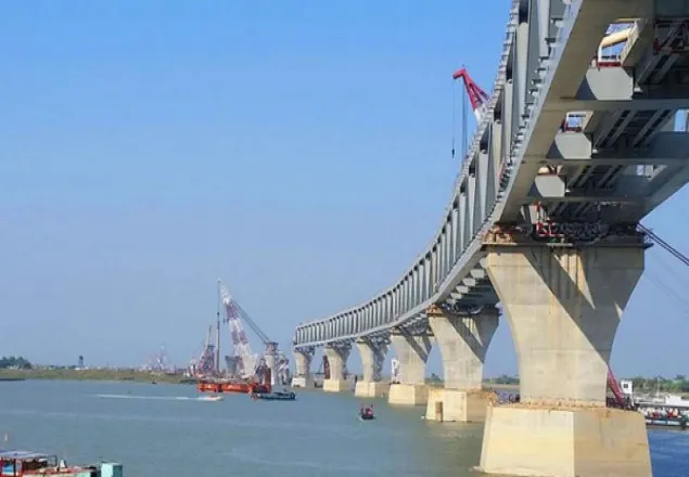 পদ্মা সেতুতে বসল ৩৭তম স্প্যান, দৃশ্যমান সাড়ে ৫ কিলোমিটার