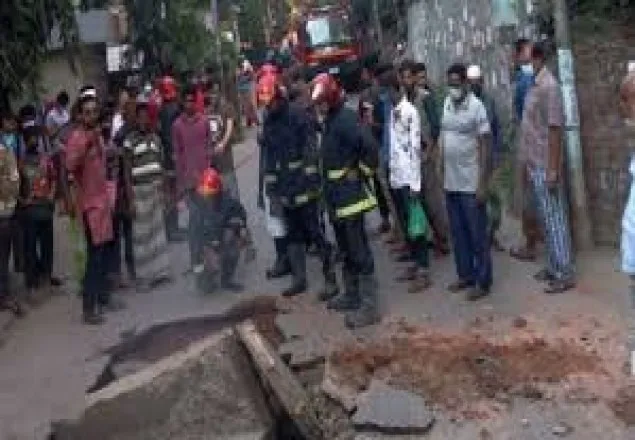 ইন্দিরা রোডে হঠাৎ বিস্ফোরণ, ম্যানহোলের স্ল্যাব উড়ে গেছে