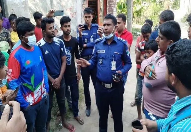 ব্যাংকে ঢুকে কর্মকর্তা-কর্মচারীর মাথায় পিস্তল ঠেকিয়ে টাকা লুট