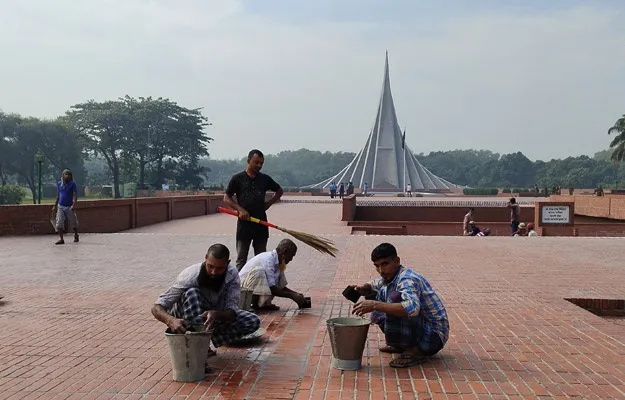 শ্রদ্ধার জন্য প্রস্তুত জাতীয় স্মৃতিসৌধ