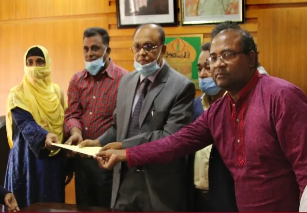 প্রয়াত সহকর্মীর পরিবারকে দুই লক্ষাধিক টাকা অনুদান দিল ইবি কর্মকর্তারা