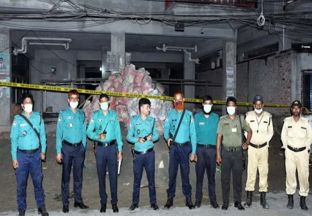 উত্তরায় নির্মাণাধীন ভবন থেকে ৩১ হাতবোমা উদ্ধার