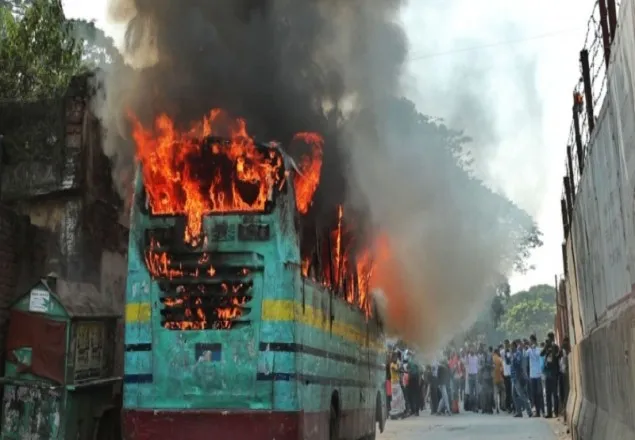 বাসে আগুন দেয়ার ঘটনায় বিএনপির ৩ কর্মী আটক