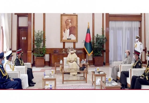 প্রধানমন্ত্রীর সঙ্গে তিনবাহিনী প্রধানগণের সাক্ষাৎ