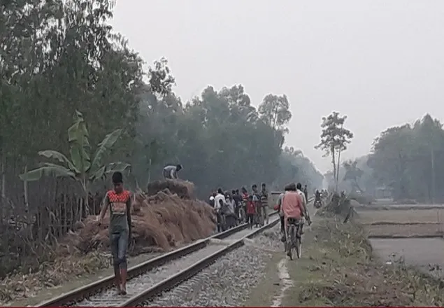 ছাগল বাঁচাতে গিয়ে ট্রেনের ধাক্কায় প্রাণ গেল বৃদ্ধের