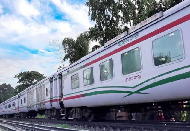 ট্রেন-ট্রাকের সংঘর্ষ: ৭ ঘণ্টা পর খুলনার সঙ্গে ট্রেন যোগাযোগ চালু
