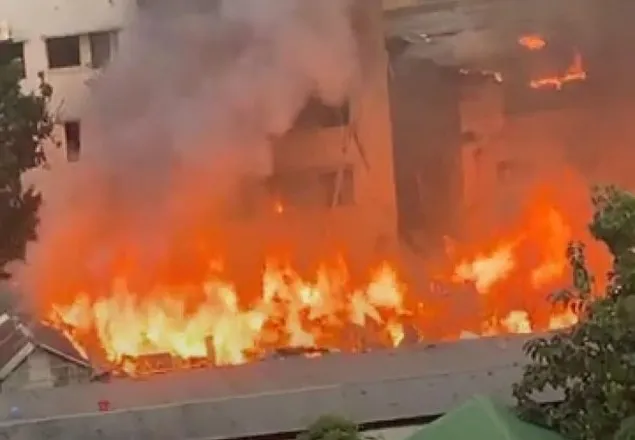 মোহাম্মদপুরে বিহারী পট্টিতে ভয়াবহ আগুন, নিয়ন্ত্রণে ১০ ইউনিট