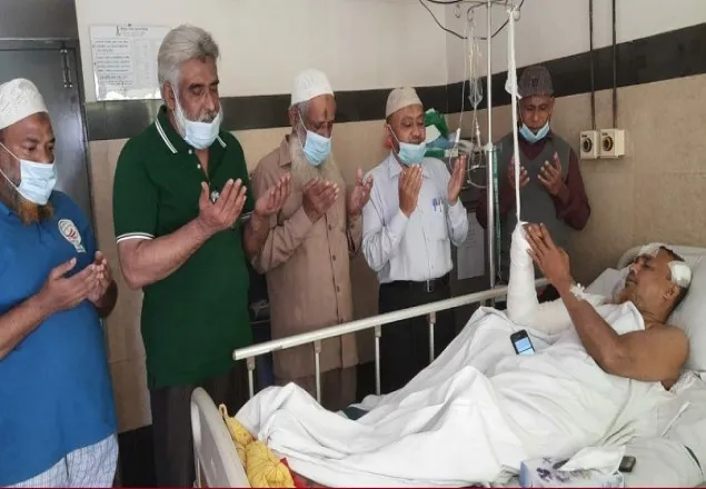 চিকিৎসাধীন ইঞ্জিনিয়ার গোলজার হোসেন ও নওমুসলিম মিজানুর রহমানের শয্যাপাশে জামায়াত