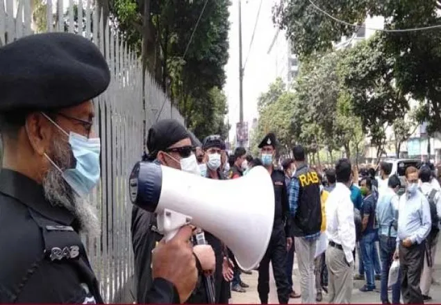 মাস্ক ব্যবহার নিশ্চিত করতে রাজধানীতে র‍্যাব’র অভিযান