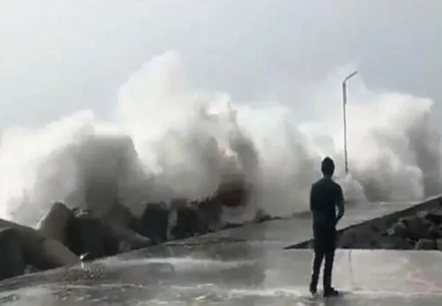 ভারতের উপকূলে আঘাত হেনেছে ‘নিভার’