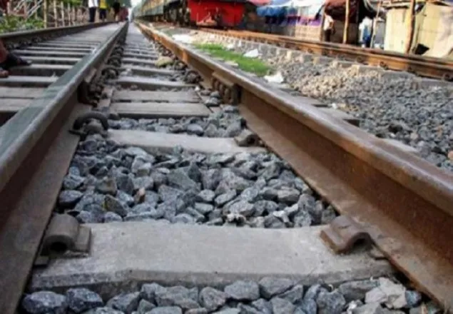 জুরাইনে ট্রেনে কাটা পড়ে কিশোর নিহত