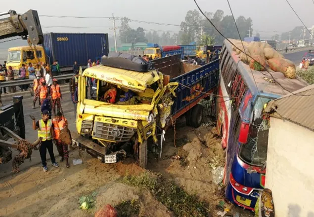 টাঙ্গাইলে যাত্রীবাহী বাসে ট্রাকের ধাক্কা, নিহত ৬