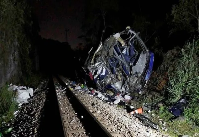 ব্রাজিলে সেতু থেকে বাস পড়ে নিহত ১৭