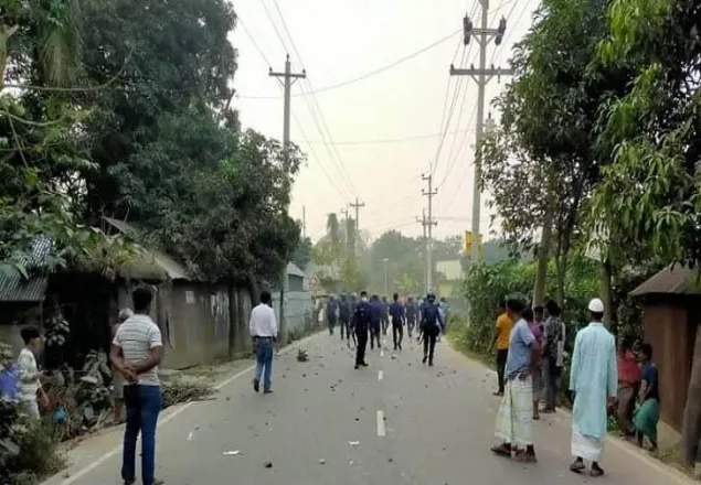 গ্যাস বিচ্ছিন্ন নিয়ে আড়াইহাজার রণক্ষেত্র,পুলিশের সঙ্গে ধাওয়া-পাল্টা ধাওয়া