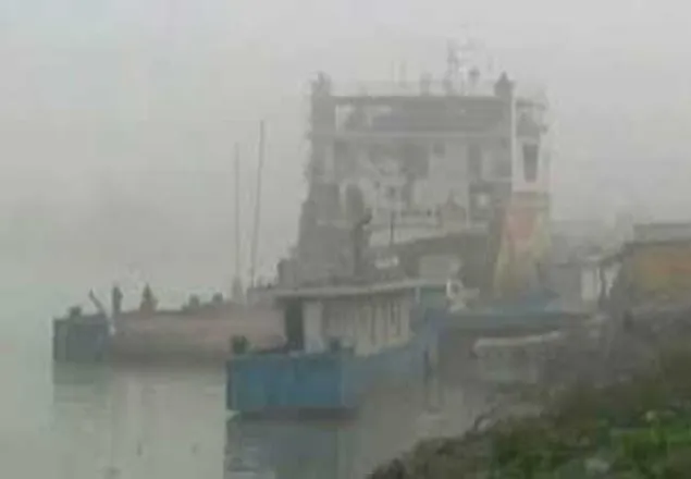 ঘন কুয়াশায় পাটুরিয়া-দৌলতদিয়া রুটে ফেরি চলাচল বন্ধ