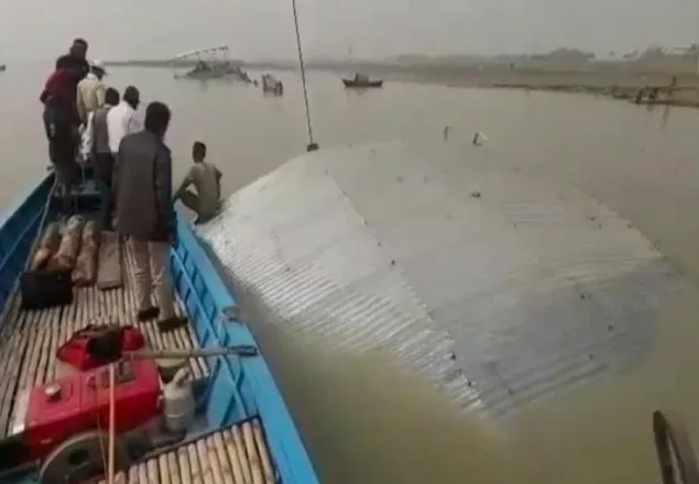 পদ্মায় ড্রেজারের পাইপের সঙ্গে ধাক্কায় ডুবে গেল ফেরি