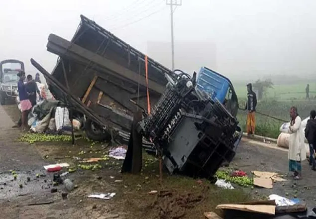 টাঙ্গাইলের দুই ট্রাকের মুখোমুখি সংঘর্ষ, নিহত ৫