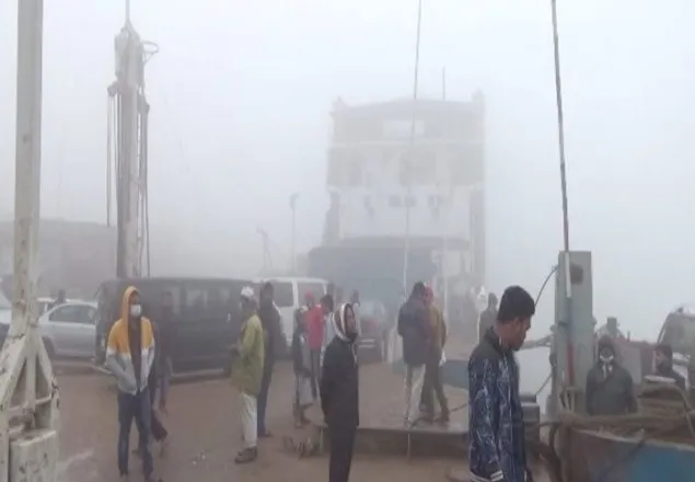 ১২ ঘণ্টা বন্ধ থাকার পর ফেরি চলাচল শুরু