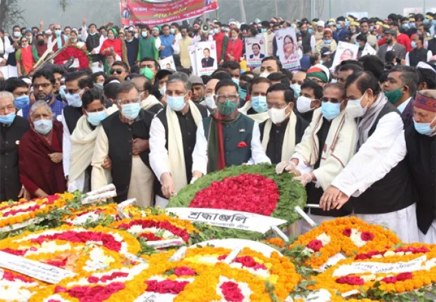বিজয় দিবসে বঙ্গবন্ধুর প্রতিকৃতিতে আওয়ামী লীগসহ বিভিন্ন সংগঠনের শ্রদ্ধা