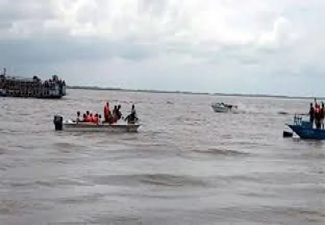 সন্ধ্যা নদীতে কার্গোর ধাক্কায় ট্রলারডুবি, নিখোঁজ ১