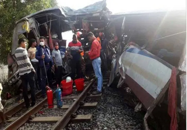 জয়পুরহাটে ট্রেনের ধাক্কায় বাসের ১১ যাত্রী নিহত