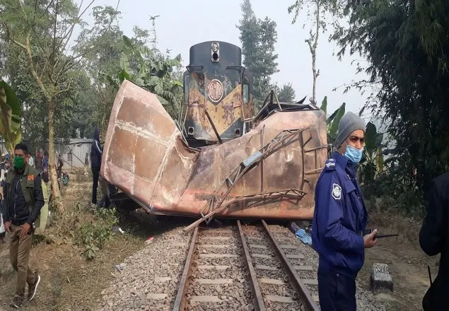 জয়পুরহাটে দুর্ঘটনার ৮ ঘণ্টা পর ট্রেন চলাচল শুরু