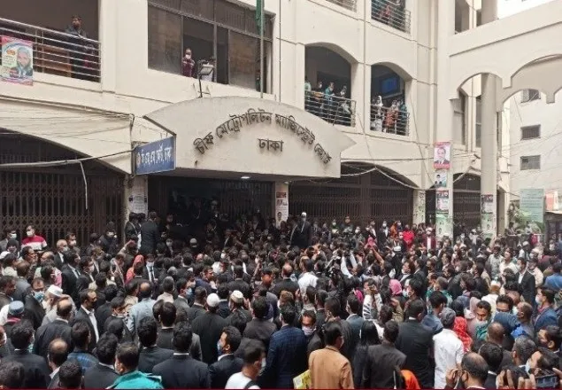 আইনজীবীকে লকআপে আটকে রাখায় উত্তপ্ত আদালত প্রাঙ্গণ
