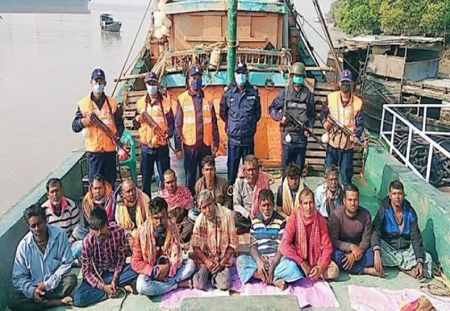 বাংলাদেশে মাছ ধরার অপরাধে ১৬ ভারতীয় জেলে আটক