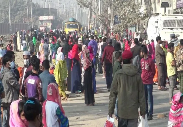 গাজীপুরে দ্বিতীয় দিনেও পোশাক শ্রমিকদের বিক্ষোভ