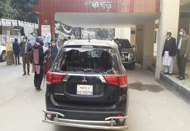 পঞ্চগড়ে জেলা নির্বাচন অফিসারের গাড়ি ভাঙচুর