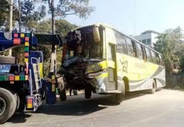 কক্সবাজারে বাস-ডাম্পারের সংঘর্ষ, নিহত ২