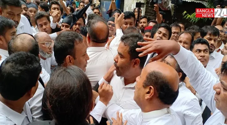 আদালতে বিএনপি ও আ.লীগ পন্থি আইনজীবীদের ধাক্কাধাক্কি