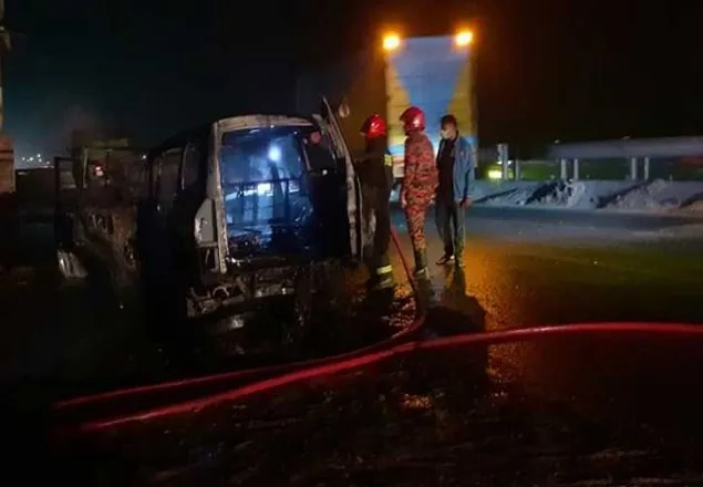 টাঙ্গাইল মহাসড়কে চলন্ত পাজেরোতে আগুন