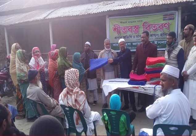 দিনাজপুরে শীতার্ত মানুষের মাঝে জামায়াতের কম্বল বিতরণ