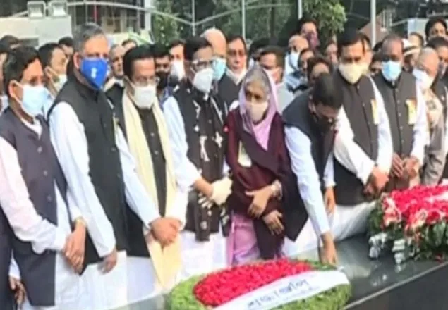 স্বদেশ প্রত্যাবর্তন দিবসে বঙ্গবন্ধুর প্রতিকৃতিতে শ্রদ্ধা