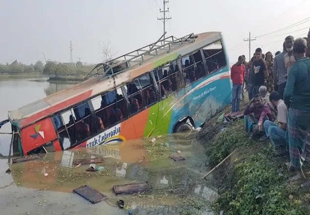 সাতক্ষীরায় মাছের ঘেরে যাত্রীবাহী বাস, ২ জন নিহত