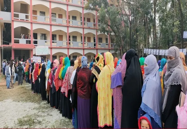 বসুরহাটে দীর্ঘ সারিতে শান্তিপূর্ণভাবে ভোট প্রদান